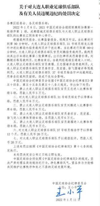 当然也有不甘旁观者，战斗的第二天夜半，一名童子军队员，将旗帜裹在身上游过苏州河潜入仓库